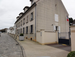 Barny observes the arrival of the Germans