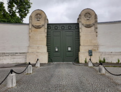 Gate