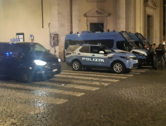 Tom pretends to be blind