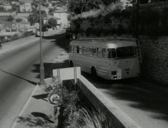 The bus arrives in Nice