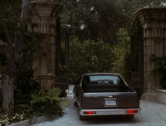 Frank Farmer arrives at Rachel Marron's house